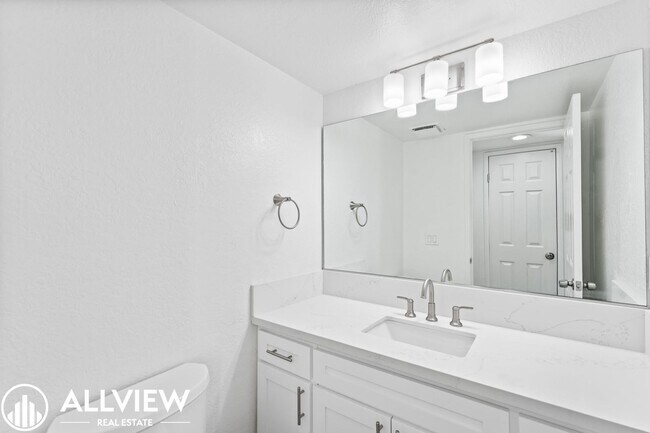 Building Photo - Upgraded 3 Bedroom Townhome in the Gated C...