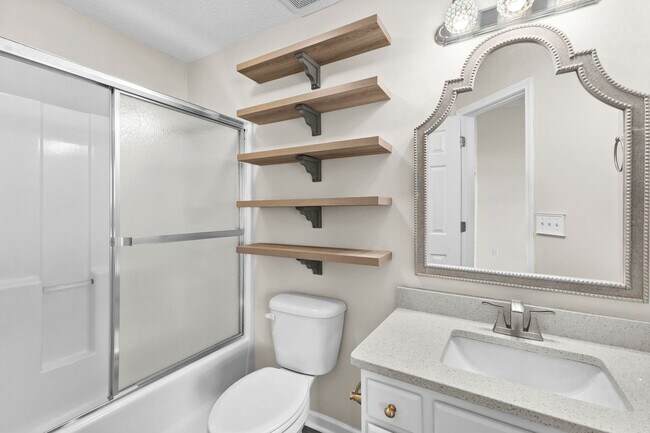 Building Photo - Charming Townhome with Water Views near The Market Common!