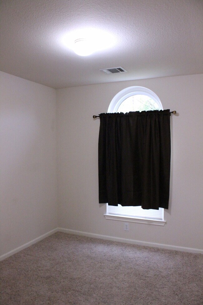 Building Photo - Open Floor Plan - Minutes to the Austin Airport