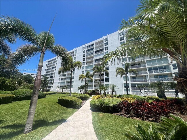 Building Photo - 605 Ocean Dr
