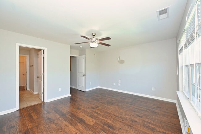 Building Photo - Minutes to Nashville! Stylish 2BR/2.5BA Goodlettsville Townhome