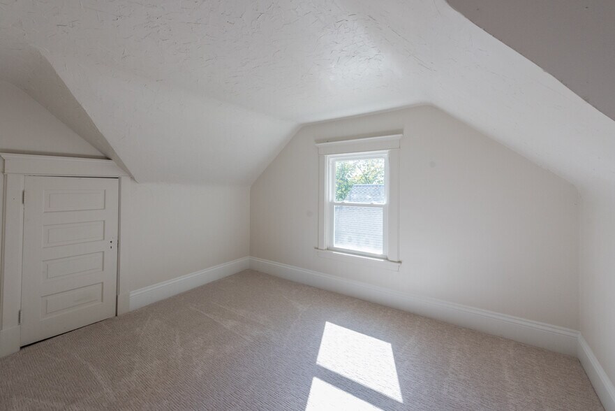 3rd floor bonus space: 12.3'x10' - 3204 Park Ave