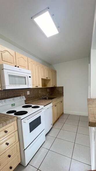 Building Photo - 4570 NW 79th Ave
