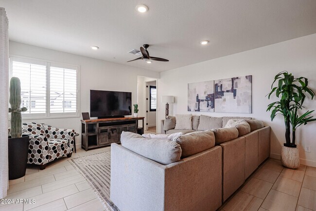 Building Photo - 11300 N Casa Dega Dr