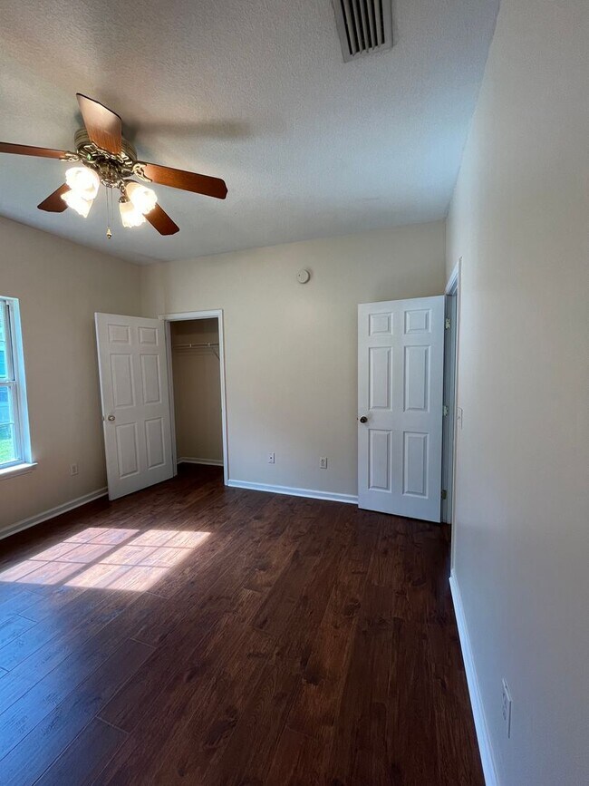Building Photo - 204 Royal Palms Ave