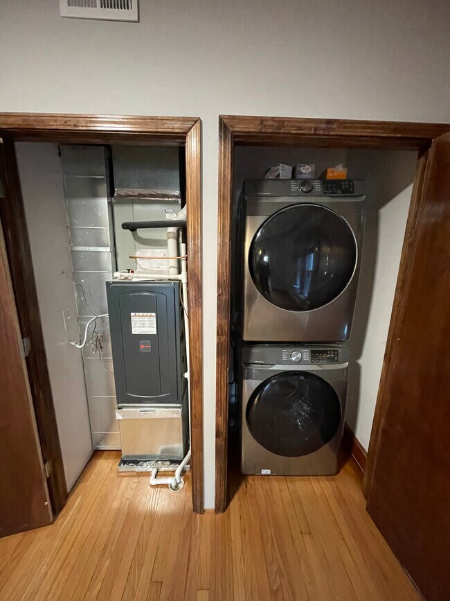 Building Photo - 4815 W Cornelia Ave