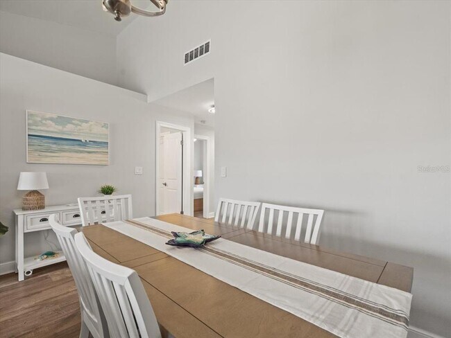 Building Photo - 5900 Bahia Del Mar Cir N