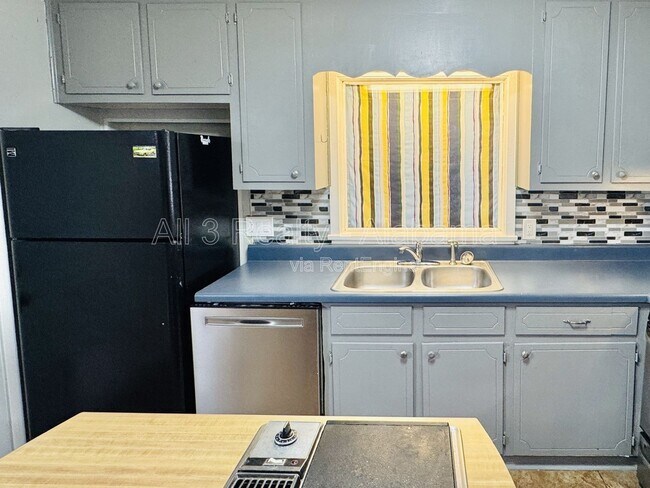 Building Photo - 3405 Vermont Dr