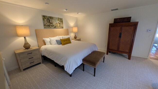 Building Photo - 40480 Vía Entrada