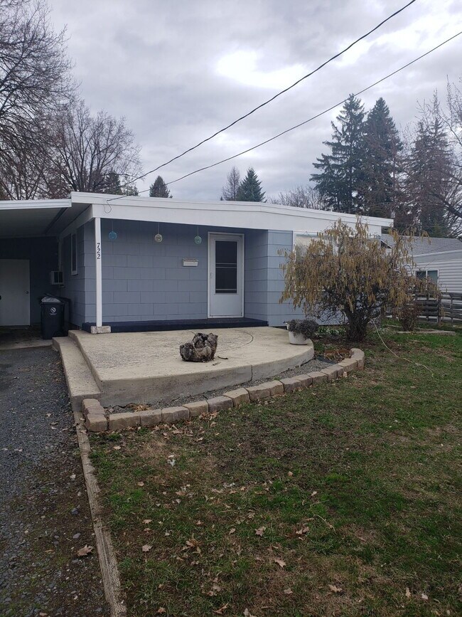 Building Photo - 3B1BA home, 956sqft, available 1/8/2027, large partially fenced yard, 2 shop spaces, carport and ...