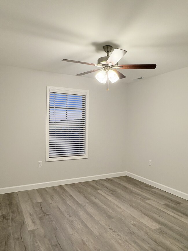 Building Photo - 868 Rodeo Ln