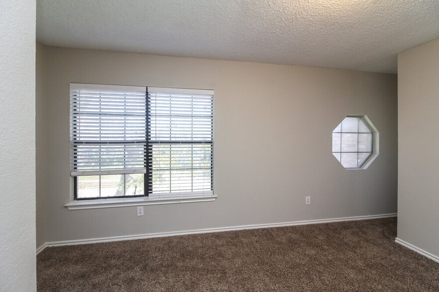 Building Photo - 3153 Pine Valley Dr