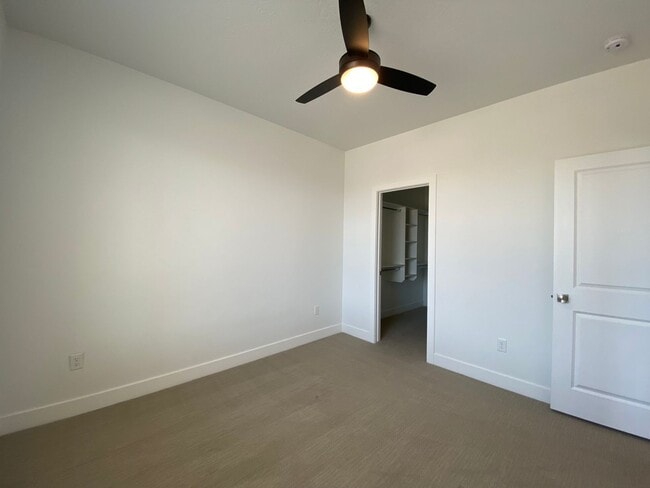 Building Photo - SPACIOUS TOWNHOME AVAILABLE FOR RENT