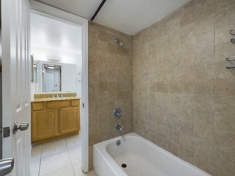 Building Photo - 14720 E Kentucky Dr