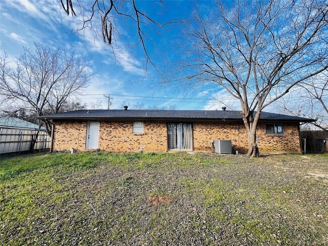 Building Photo - 215 Birdwell Rd