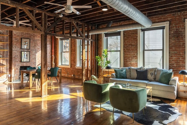 Building Photo - 100 E 13th St