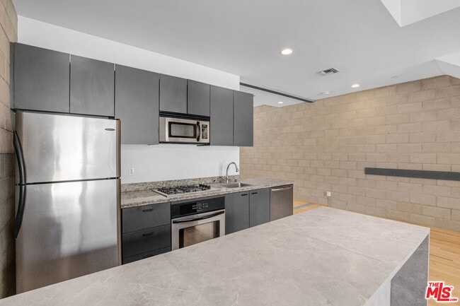 Building Photo - 717 Highland Ave
