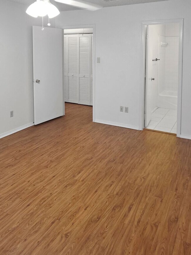 Building Photo - Wonderful Quiet Duplex in the Northern Part of Arlington