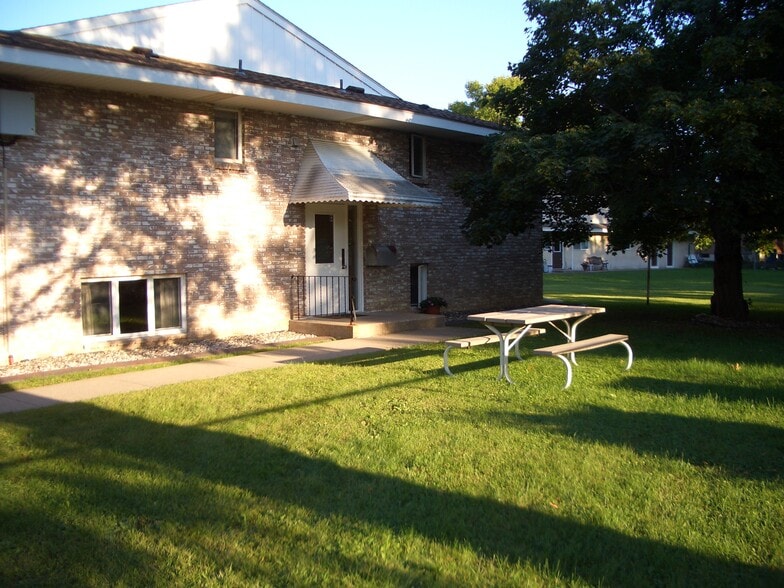 Building Photo - 438 Dakota St S