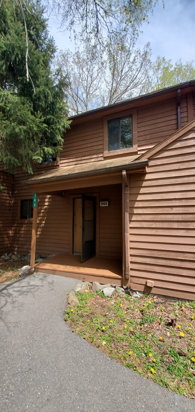 Primary Photo - 344 Crewe Ct
