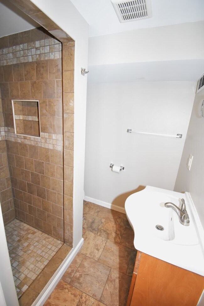 Building Photo - 4 Bedroom Home For Rent Over The River!