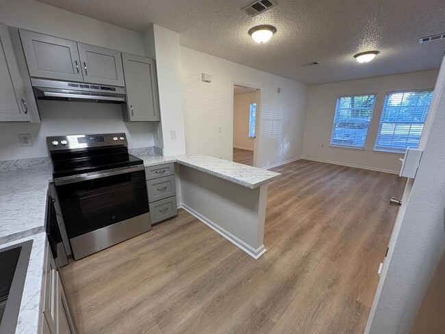 Building Photo - 100 Kazmira Ct