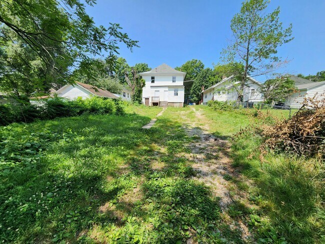 Building Photo - 1342 N Broadway Ave