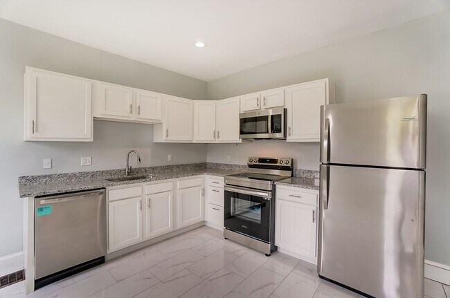 Building Photo - Spacious Four Bedroom in Cincinnati!