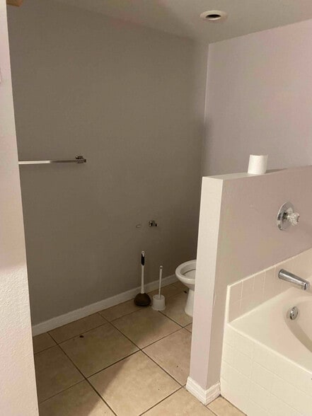 Building Photo - 2447 Burns St