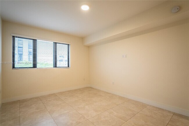 Building Photo - 1091 Galiano St