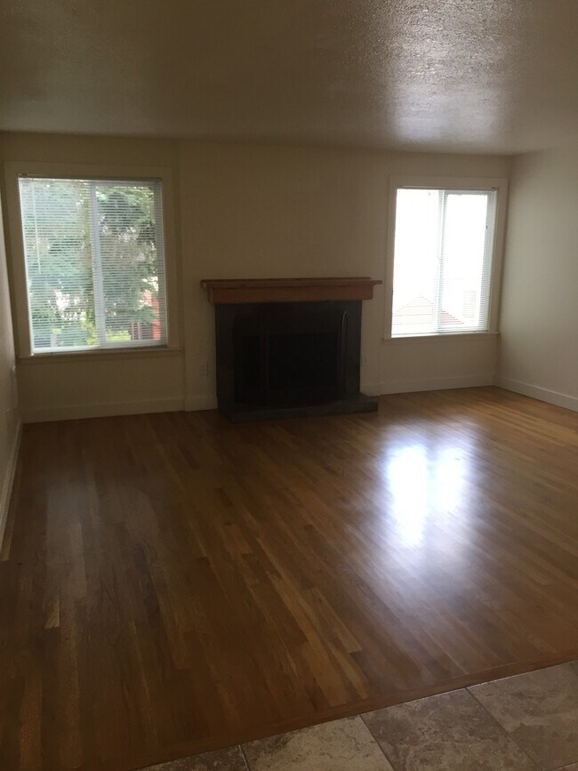 Building Photo - Spacious Private Upper Corner Unit Overloo...
