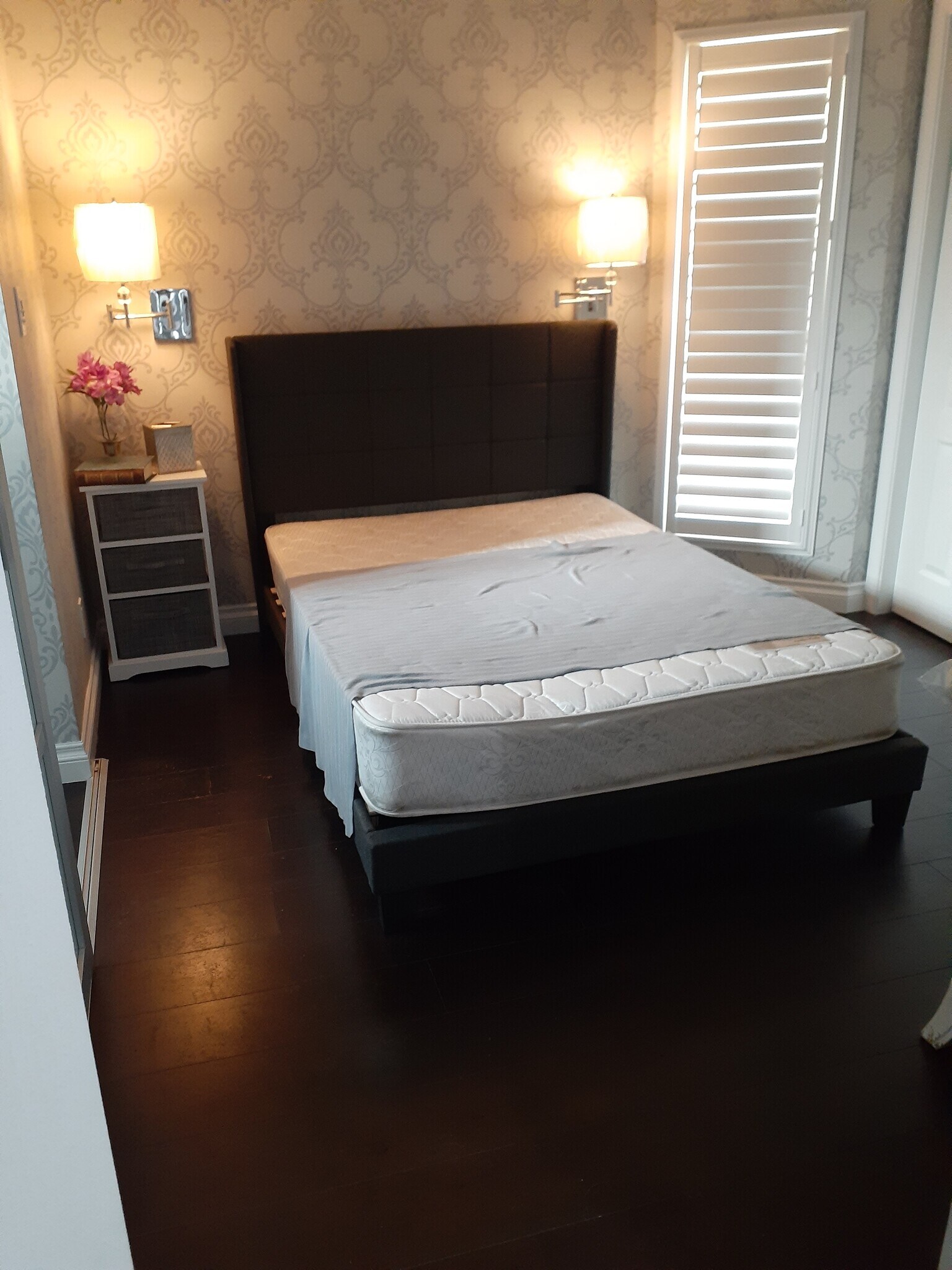 Full Size bed - 3437 Caspian Dr