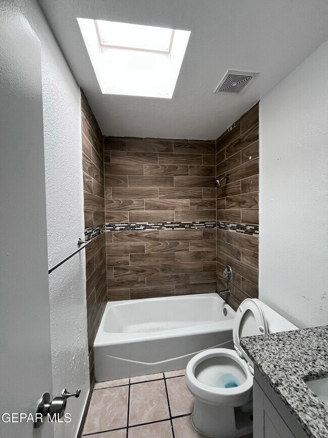 Building Photo - 5524 Oakbriar Cir