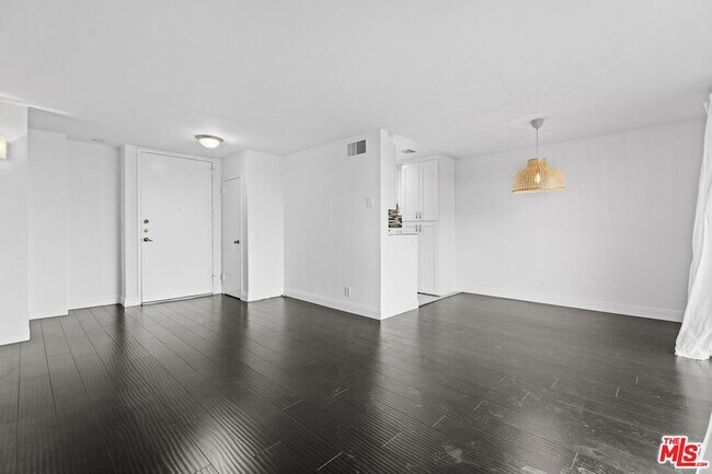 Building Photo - 100 S Doheny Dr
