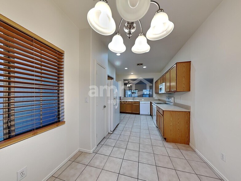 Building Photo - 2852 E Devon Ct