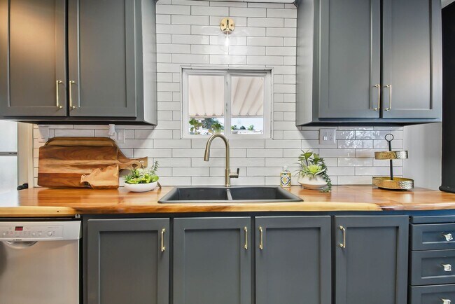 Building Photo - Highly Desirable Double Wide 55+ Home in Rancho Escondido!