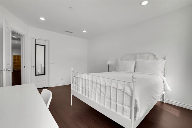 Building Photo - 2718 W Grand Ave