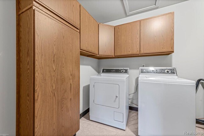 Building Photo - 1049 Country Club Dr