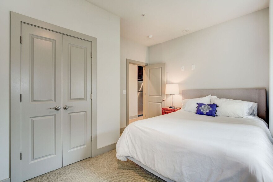 Building Photo - 10 Light St