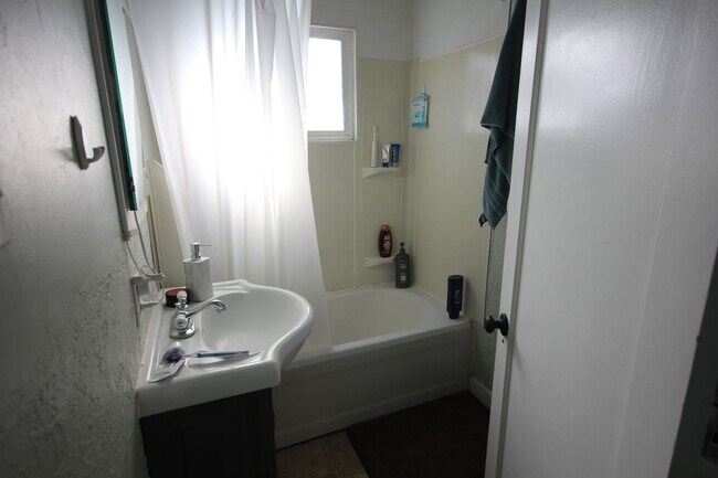 Building Photo - 3-Bed, 1 Bath just south of BYU campus!