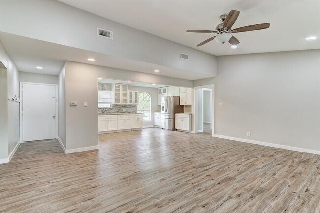 Building Photo - 820 Stadium Dr