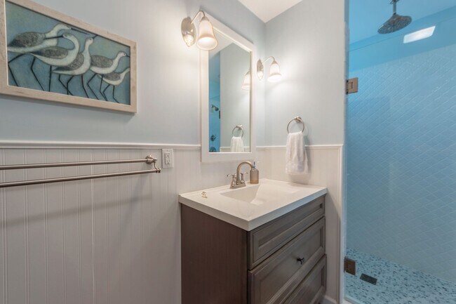 Building Photo - Charming Fully Furnished Three Bed, Two Ba...