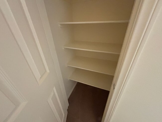 Building Photo - GUARD GATED 3 BED 2.5 BATH 2 CAR GARAGE TOWNHOUSE w/ 3 FLOORS