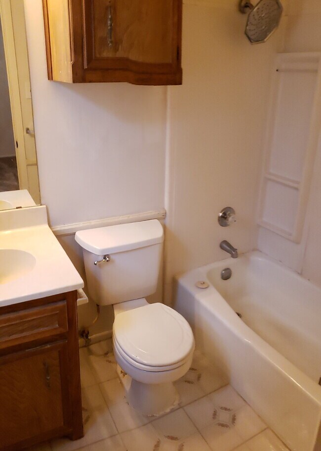 Building Photo - Location Location. 3/2/2 Adorable Home