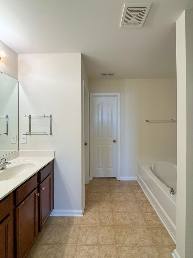 Building Photo - Lovely 5 Bed 3 Bath Home with Community Amenities