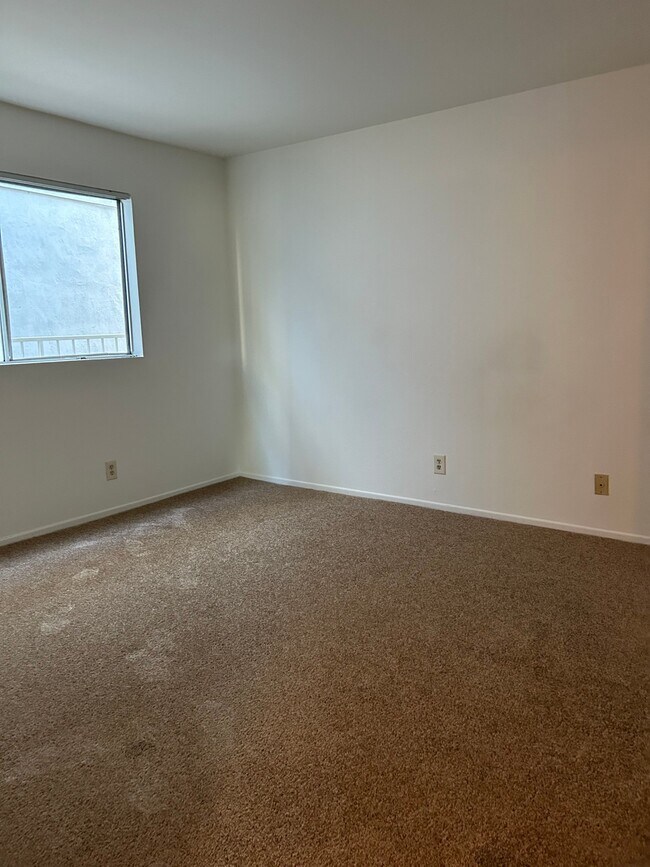 Building Photo - 623 E Tujunga Ave