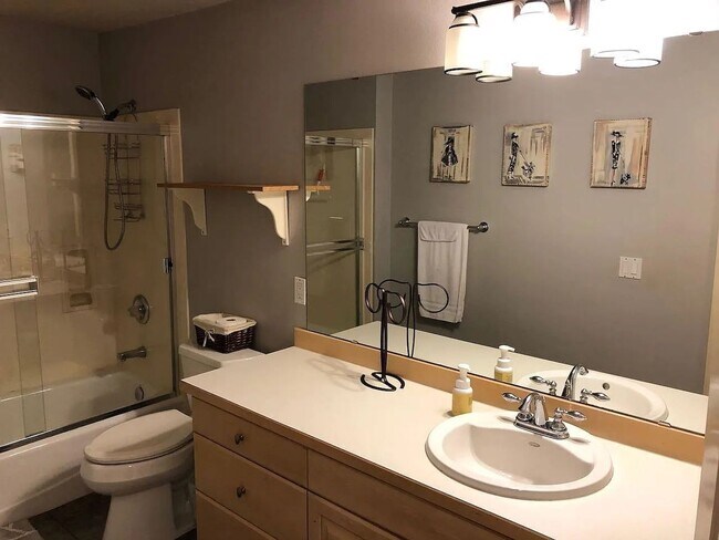 Building Photo - Fresh & Contemporary 1 bed, 1 bath with la...