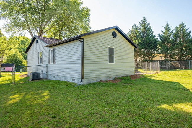 Building Photo - Remarkably Renovated Ranch in the Heart of Maiden!