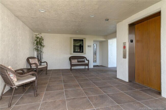 Building Photo - 415 NW North River Dr