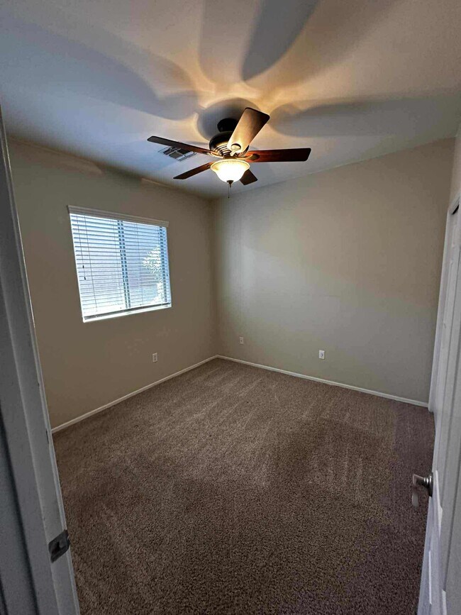 Building Photo - 1120 E Mt Shibell Dr